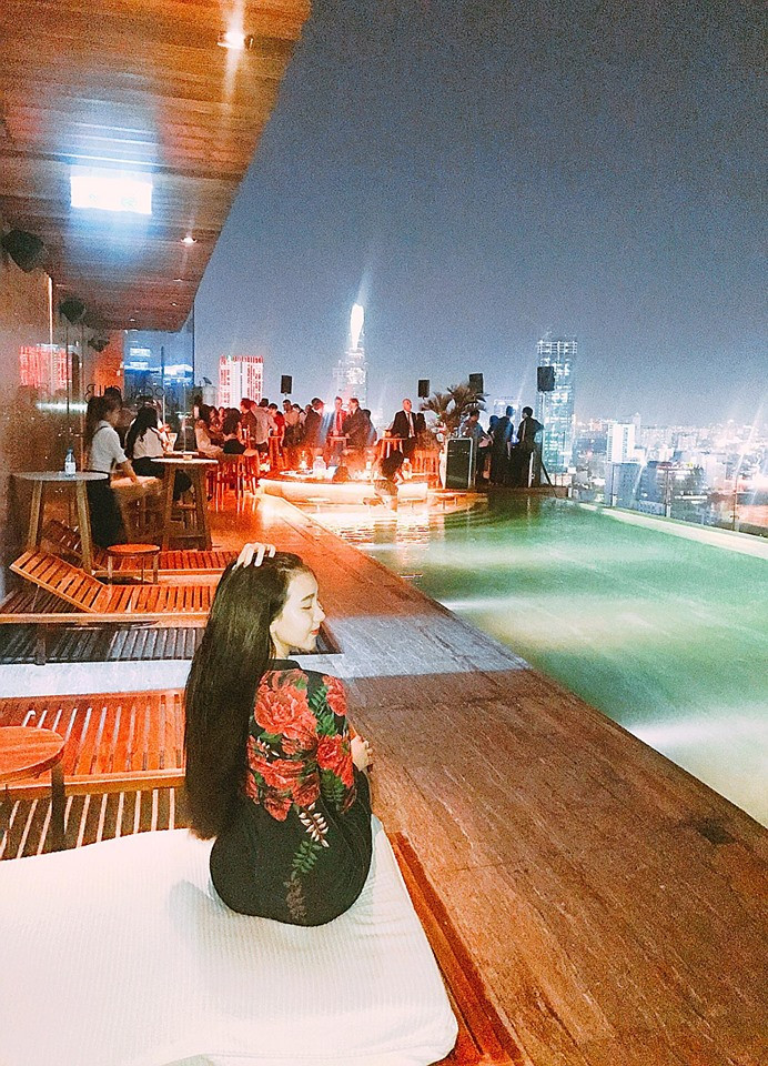 Ý Nhi khoe ảnh check-in sang chảnh tại quán bar hồ bơi đẹp nhất Sài Gòn.