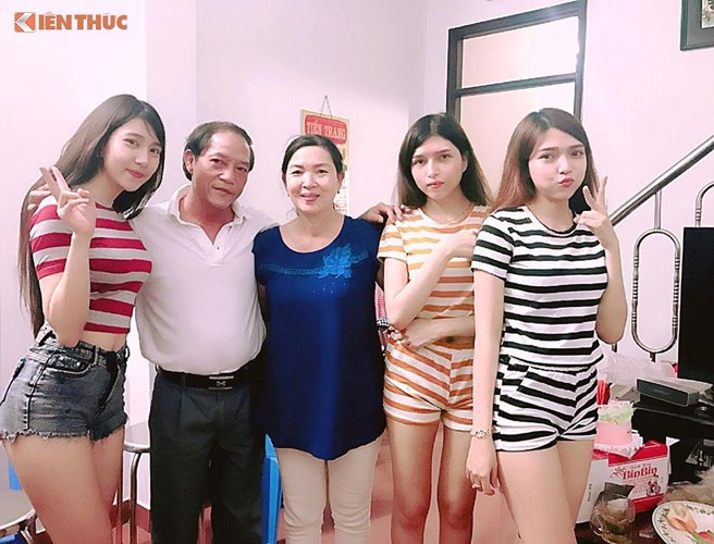 3 chị em họ Hồ có tên Hồ Ngọc Thanh Tuyền, Hồ Ngọc Thanh Giang và Hồ Ngọc Ý Nhi đang là những cái tên nổi đình đám trên mạng sau khi một bức ảnh các cô gái chụp chung với bố mẹ được lan truyền. Ảnh: FBNV.