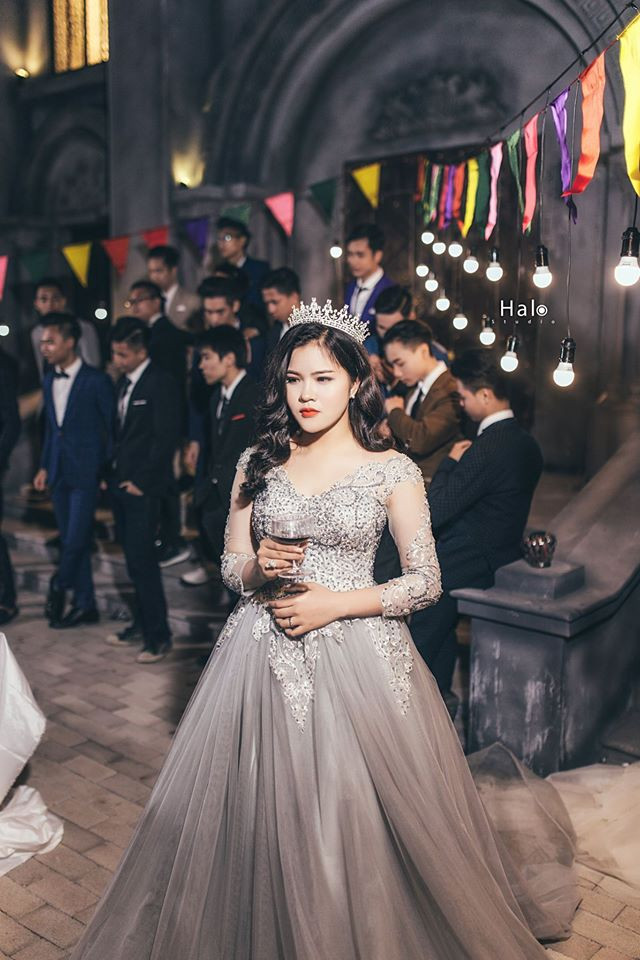 Nhiếp ảnh gia Anh Tú cho biết: "E-kip và các bạn trẻ khá vất vả mới hoàn thành được 4 concept chụp hình bao gồm áo dài, áo cử nhân, ném bột và dạ hội. Cả hai bên phải bắt tay vào việc từ 7h sáng cho đến tận 10h tối mới xong".