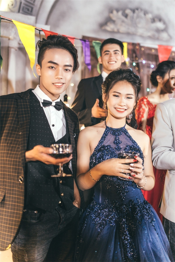 Một bạn nữ của lớp 12A11 chia sẻ: "Thực sự khoảnh khắc này là một trải nghiệm mới sau quãng thời gian chúng mình tập trung cho việc học. Có lẽ đây sẽ là khoảnh khắc mình ghi nhớ suốt đời khi ai cũng thật sự rất xinh đẹp và vui vẻ với nhau".