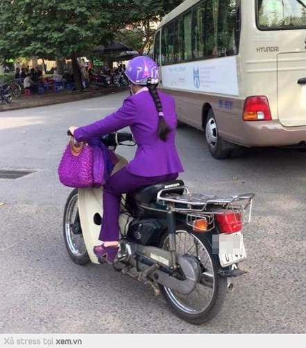 Combo màu tím dạo phố cực nổi bật dịp đầu năm.