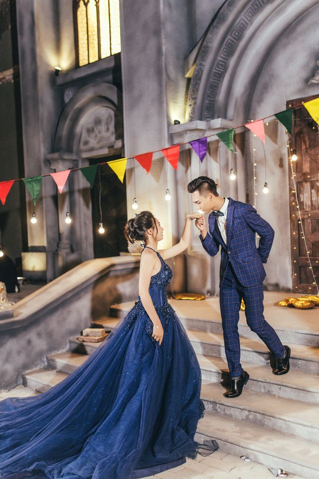 Thống nhất về ý tưởng chụp theo phong cách dạ tiệc, các bạn trẻ lớp 12A11 nhanh chóng lên kế hoạch và thực hiện trong vòng 1 tuần với chi phí mỗi người khoảng 600.000 đồng.