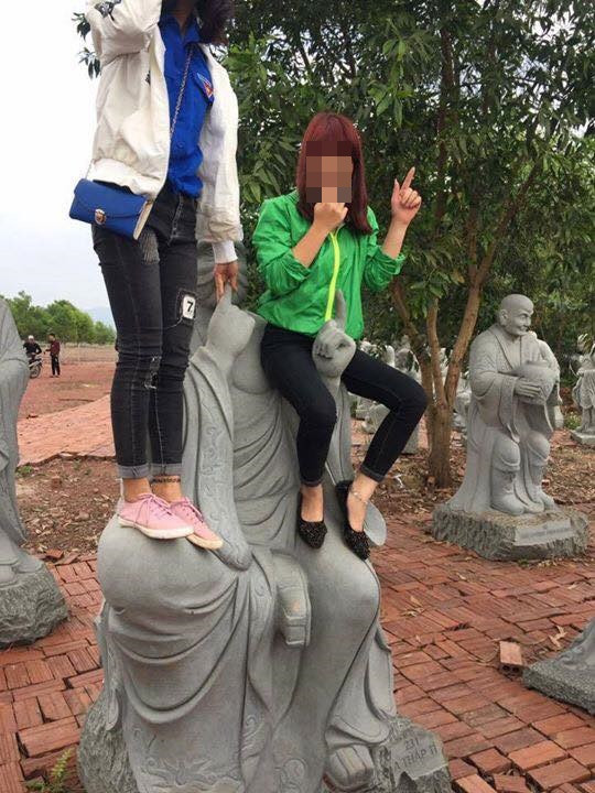 Mới đây, hình ảnh phản cảm hai cô gái ngồi lên tượng Phật để chụp ảnh được lan truyền trên mạng xã hội khiến nhiều người bức xúc. Bức ảnh cho thấy hai cô gái còn khá trẻ một người đứng, một người thản nhiên ngồi lên cánh tay tượng Phật giơ tay tạo dáng chụp ảnh. Theo như chia sẻ của cư dân mạng, hình ảnh trên được cho là chụp tại chùa Linh Ứng Tự ở Bắc Giang. Ảnh: Facebook.