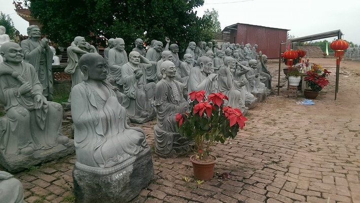 Hành động xấu xí của hai cô gái trẻ trong hình đã bị đông đảo cộng đồng mạng lên án gay gắt. Thành viên có nickname Facebook M.M bức xúc: "Chốn linh thiêng mà làm vậy không thấy xấu hổ à các cô gái. Có nhiều cách để chụp ảnh kỷ niệm mà sao phải gây phản cảm như vậy. Các bạn không ý thức hay không biết được rằng đây là hành động đáng trách...". Trên diễn đàn Vitalk, thành viên S.D viết: Một bức ảnh không nói lên bản chất con người nhưng ý thức thì thể hiện từ cái nhỏ nhất. Không ai có suy nghĩ lại ngồi lên tượng Phật như vậy, dù là tượng đang để nơi nào". Ảnh FB Bánh Bao: Những bức tượng Phật trong khuôn viên chùa chùa Linh Ứng Tự ở Bắc Giang