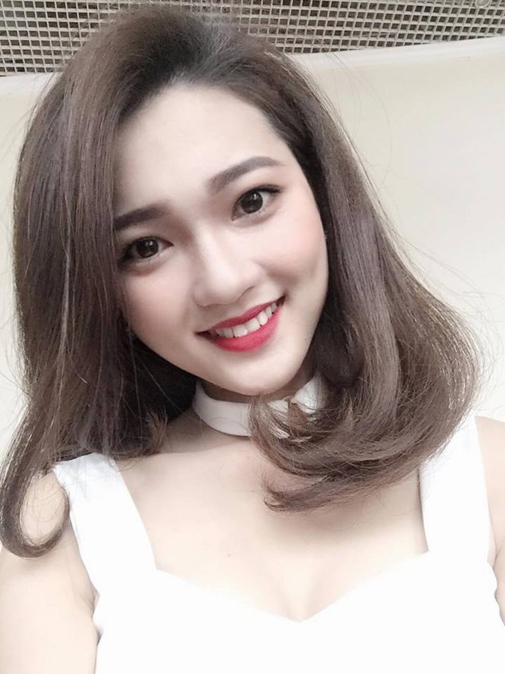 Sở hữu gương mặt xinh đẹp và ngoại hình chuẩn, cô gái 9X này cũng đã từng tham gia một vài cuộc thi sắc đẹp để thử sức mình. Nhưng vì khi đó bận việc học nên cô nàng phải bỏ cuộc thi giữa chừng.