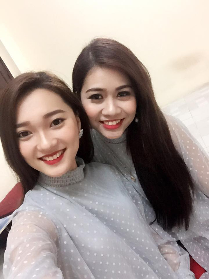 Được biết, Ngọc Nữ đã tốt nghiệp Khoa Kinh tế tại Học viện Nông nghiệp Việt Nam, nhưng khi ra trường lại theo đuổi công việc PG. Ảnh: Nhan sắc ngoài đời của hai nữ PG xinh đẹp được cho là "lấn át cả thí sinh dự thi".