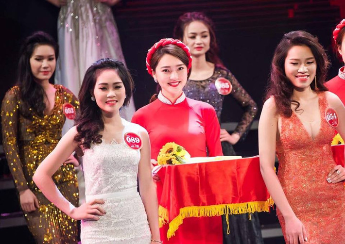 Trong giây phút trao giải cho các thí sinh, hình ảnh của một cô gái mặc áo dài đỏ, tham gia hỗ trợ trao giải trên sân khấu bất ngờ lọt vào khung hình và gây nhiều chú ý nhờ vẻ ngoài nổi bật. Ảnh: FBNV.