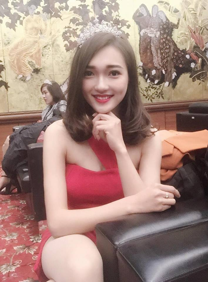 Nhận được nhiều lời khen ngợi về nhan sắc nhưng cũng không ít bình luận tiêu cực về công việc hiện tại của mình, nữ PG chân dài thẳng thắn bày tỏ quan điểm: "Đúng như mọi người nói: Nghề PG rất nhiều khó khăn và cám dỗ. Nhưng bây giờ thì làm nghề gì nó cũng 2 mặt cả thôi. Mình nghĩ mình đang làm gì, ở đâu và tin bản thân có thể đứng vững và làm tốt công việc hiện tại thì không có gì là trở ngại cả".