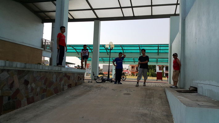 Thi thoảng, vài đứa trẻ kéo đến sân ga làm nơi vui chơi.