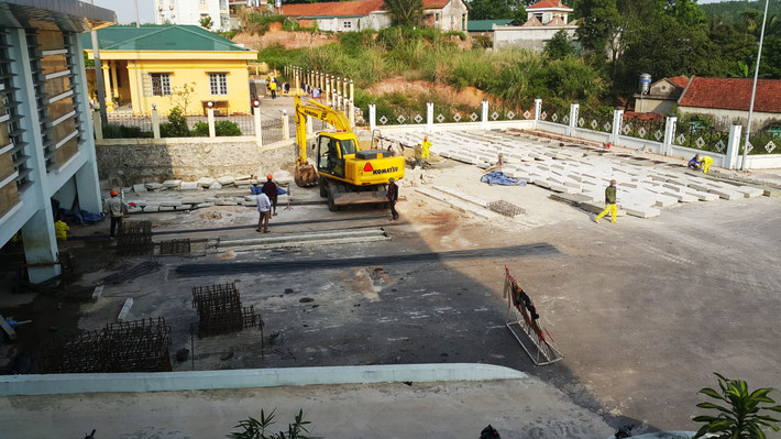 Sân trước nhà ga cho đơn vị khác mượn để làm chỗ đổ bê tông nhưng không khỏa lấp được đi sự trống vắng.