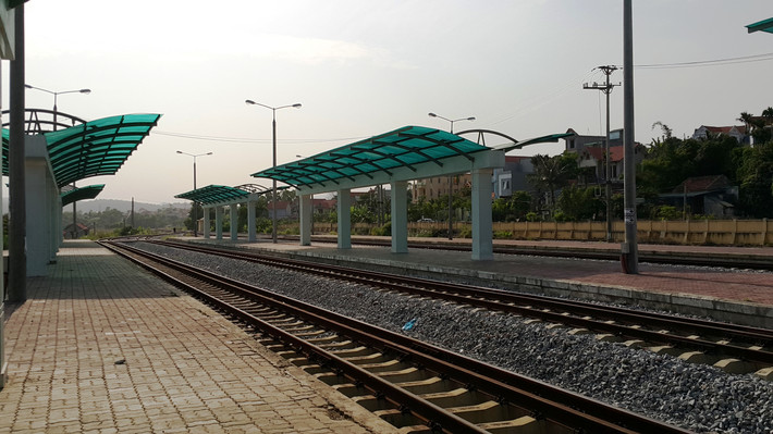 Những đường ray vắng những con tàu.