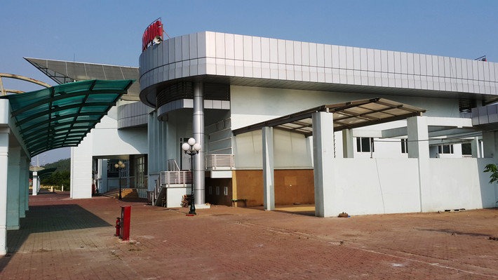 Dù được đầu tư hoành tráng nhưng khi đi vào hoạt động (tháng 10/2014) đến nay, nhà ga này luôn trong tình trạng vắng như “chùa Bà Đanh” với một ngày chỉ một đoàn tàu chợ cập ga, vẻn vẹn chỉ khoảng 30 hành khách cùng ít hàng hóa.