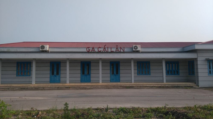 Tương tự như ga Hạ Long, ga Cái Lân nằm cách đó vài km cũng trong tình trạng bỏ hoang dù được đầu tư khá lớn. Khu nhà chức năng vắng lặng, những đường ray nằm im không bóng con tàu. Từ lúc hoạt động nhà ga này đón khoảng 10 chuyến tàu rồi trong cảnh “bỏ hoang” từ đó đến giờ...