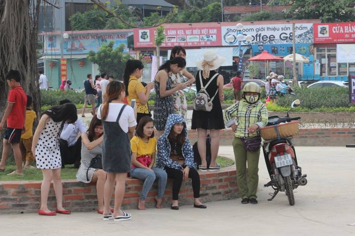 Theo thông tin từ Cảng vụ Đường thủy nội địa Quảng Ninh, trong ngày đầu tiên của kỳ lễ 30/4 và 1/5, Vịnh Hạ Long đã đón trên 12.600 lượt khách du lịch với 557 chuyến tàu xuất bến (132 tàu lưu trú), tăng 50% so với ngày thường. Trong đó khách Việt Nam là 5.963 khách, khách quốc tế là 6.679 khách. Riêng tàu khách ra các tuyến đảo Cô Tô, Minh Châu, Quan Lạn, Ngọc Vừng... với tổng số 246 chuyến và 8.625 lượt khách. Dự báo, trong dịp nghỉ lễ 4 ngày này, số lượng khách du lịch đến tham quan Vịnh Hạ Long và các tuyến đảo sẽ tiếp tục tăng cao.