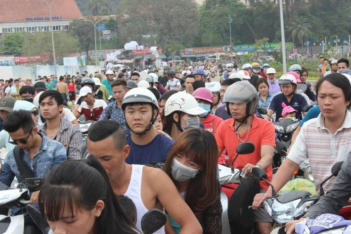 Người xe tấp nập.