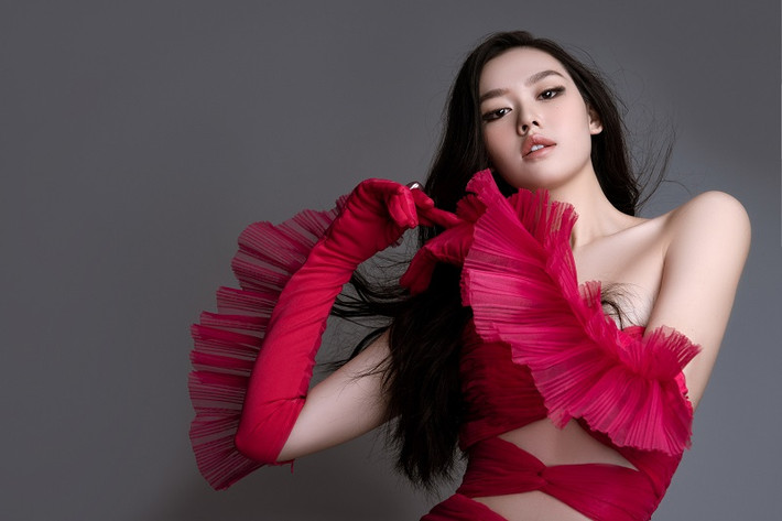 Chiếc váy ôm trọn body, giúp nàng á hậu tuổi 21 càng trở nên nổi bật.