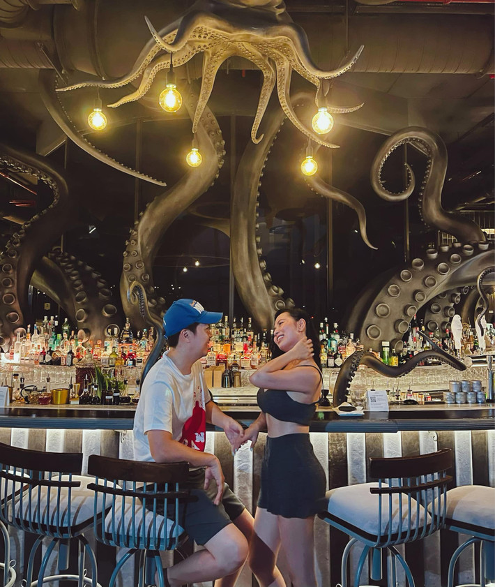 Đông đảo bạn bè, khán giả đã gửi lời chúc mừng, bày tỏ sự ngưỡng mộ trước tình cảm của cặp đôi.