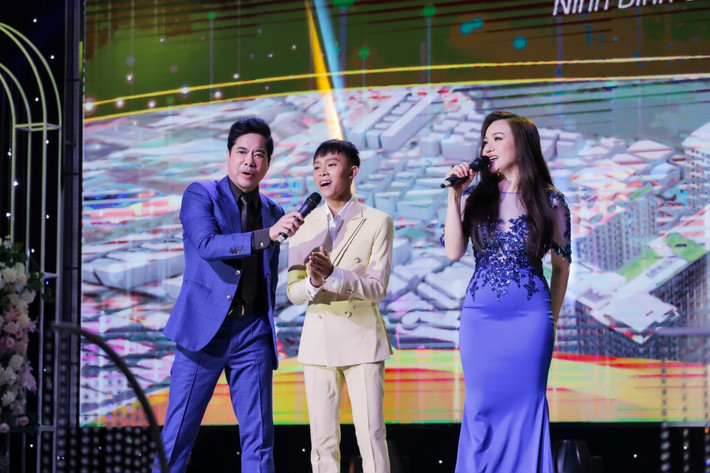 Được biết, trước khi góp mặt trong liveshow dịp đầu năm mới 2022, ca sĩ Hồ Văn Cường đã được Ngọc Sơn hướng dẫn, chỉ dạy tại nhà riêng. Anh không ngần ngại chia sẻ bí kíp phát âm, nhả chữ, kéo hơi, tuyệt chiêu lấy một lần hơi cho Hồ Văn Cường.
