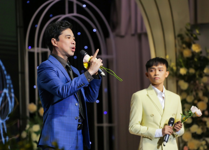 Trong đêm nhạc, Ngọc Sơn - Hồ Văn Cường đã mang đến cho khán giả nhiều giây phút lắng đọng, cảm xúc qua các ca khúc nổi tiếng.