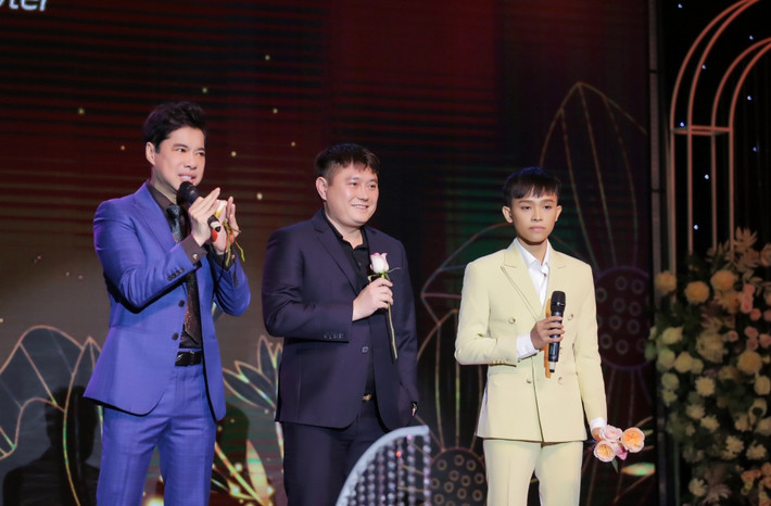 Đúng như tuyên bố trước đó, liveshow Ngọc Sơn - Hồ Văn Cường do doanh nhân Nguyễn Đức Thụy (bầu Thụy) tổ chức có sự góp mặt của ngôi sao bolero Hoàng Châu được livestream trực tiếp vào tối 3/1/2022.