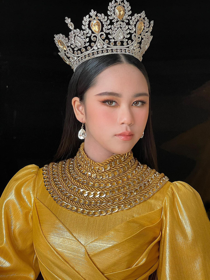 Không chỉ xinh đẹp, sở hữu chiều cao nổi trội 1m68, Bella Vũ còn đa tài với khả năng ca hát, chơi đàn piano, bơi lội...