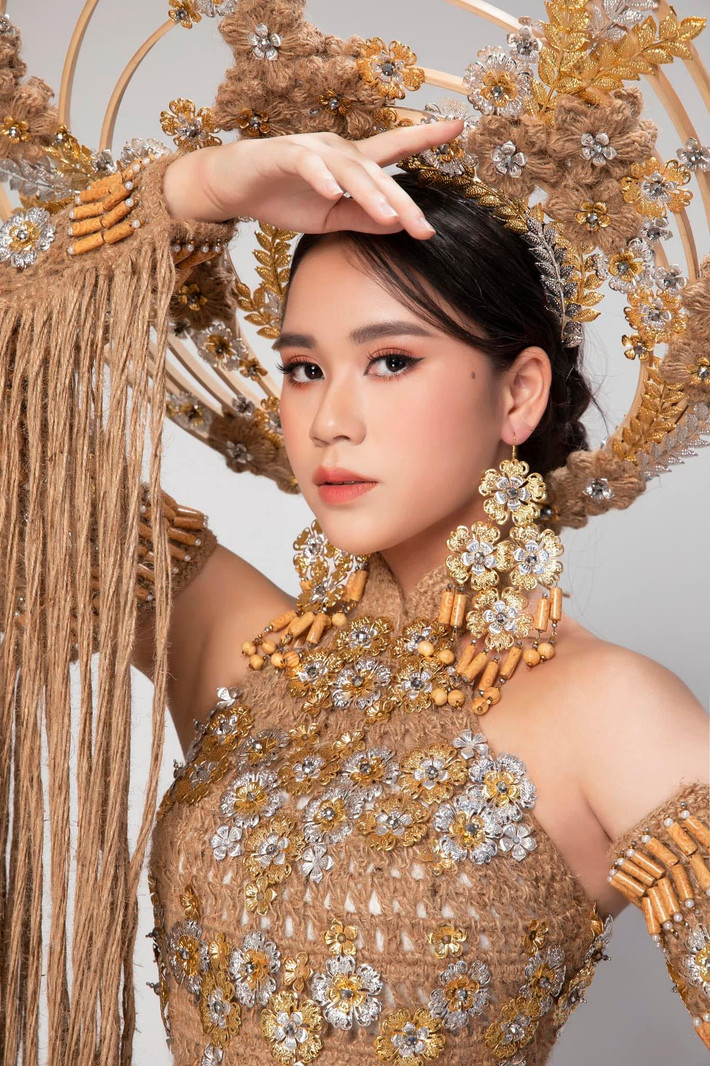 Mỹ nhân mang hai dòng máu Việt Nam - Singapore đang theo học lớp 7 tại Trường Quốc tế Mỹ tại Việt Nam.