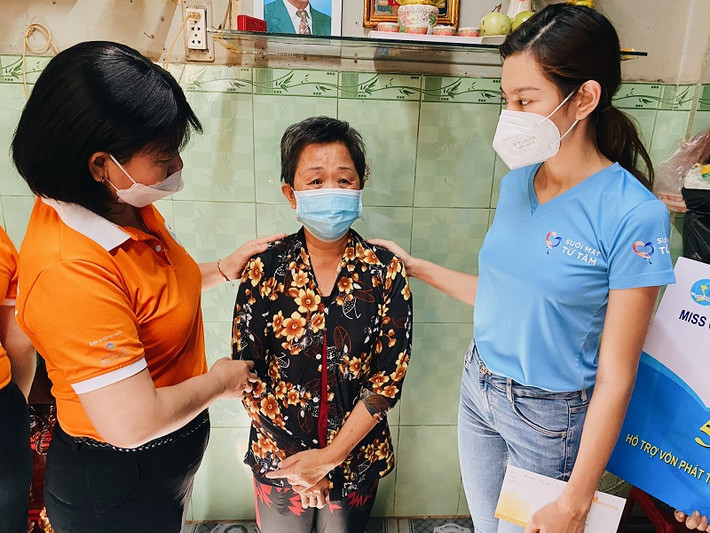 Những gia đình được hỗ trợ rất vui mừng khi nắm tay nàng hậu, có người còn xúc động rưng rưng nước mắt.