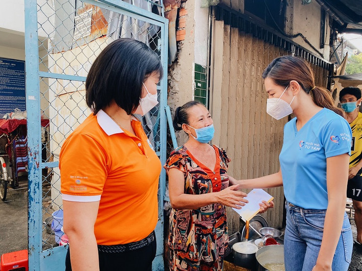 Nàng hậu đã đi đến các hộ dân đang sinh sống tại quận 4, quận 10, quận 11. Trong đó có 2 bé mồ côi cha hoặc mẹ được chu cấp 1,5 - 2 triệu/ tháng và hỗ trợ vốn phát triển kinh tế cho 2 phụ nữ với công việc bán hàng rong, bán vé số...