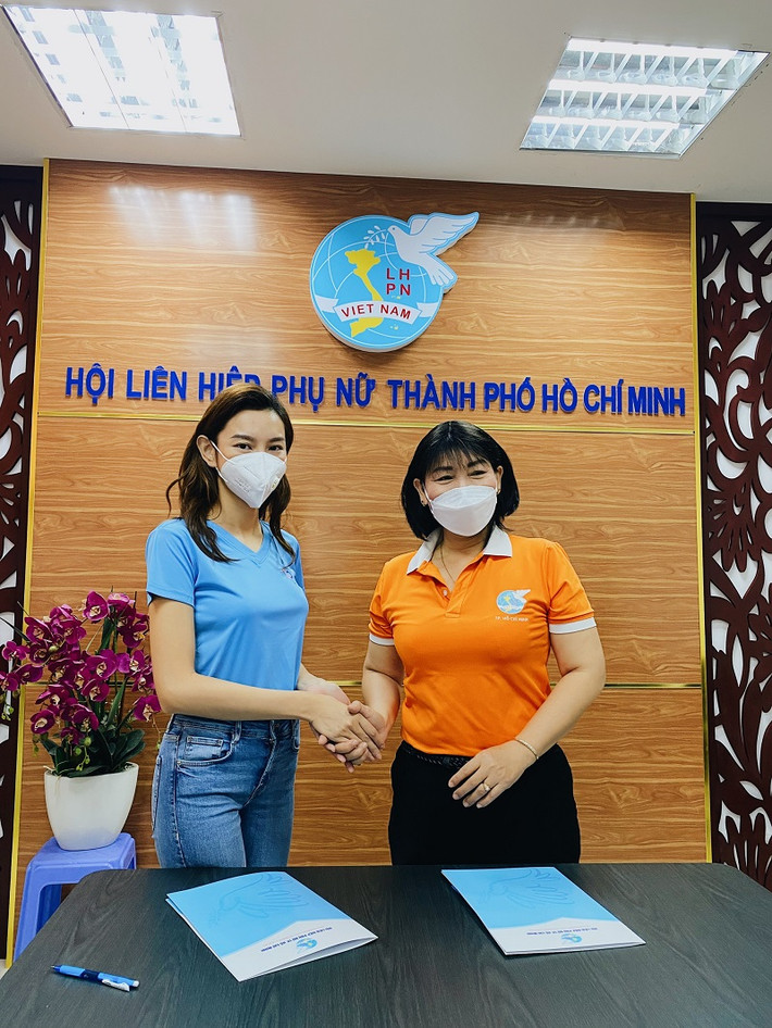 Từ sớm, Thùy Tiên đã có mặt tại trụ sở của Hội Liên hiệp Phụ nữ TPHCM làm lễ ký kết thỏa thuận và nhận danh sách hỗ trợ.