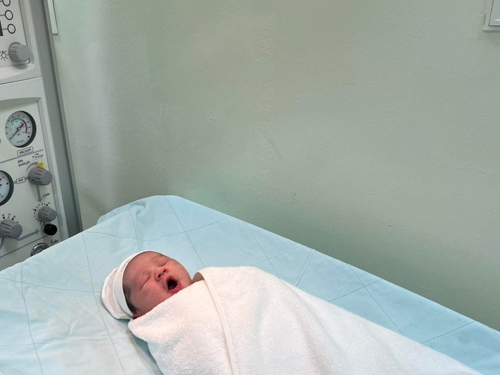 Đăng ảnh nhóc tì, Chi Bảo viết: "Con, Phạm Gia Khang xin kính chào các ông bà, các bác, cô chú và anh chị. Do mẹ đón năm mới đêm 31 khuya quá nên con chào đời vào trưa ngày 1/1/2022, đến giờ vẫn còn buồn ngủ lắm ạ. Con nặng 3,24 kg. Hôm nay con đã hoàn thành 3 mũi vắc-xin, đau quá đau nhưng còn buồn ngủ nên đỡ đau. Con mong sớm gặp gia đình ạ".