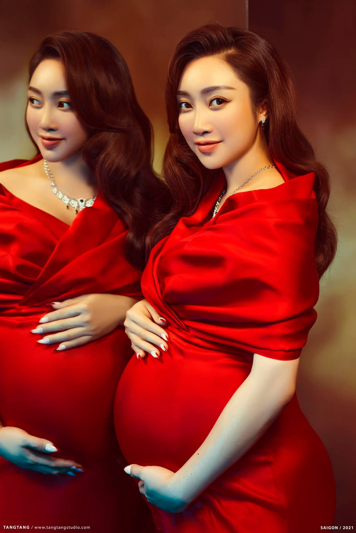 Nữ doanh nhân chụp ảnh khoe bụng bầu dịp Giáng sinh vừa qua.