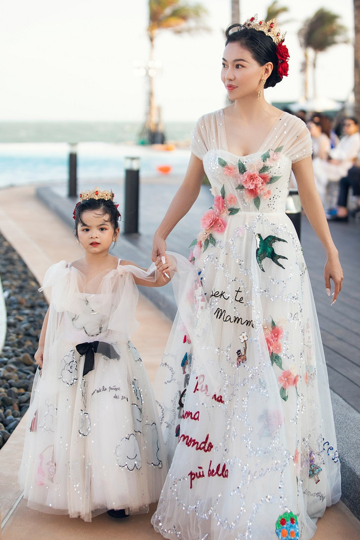 Đặc biệt, Phạm Kim Dung diễn thời trang cùng cô con gái 3 tuổi Annie Hoàng.