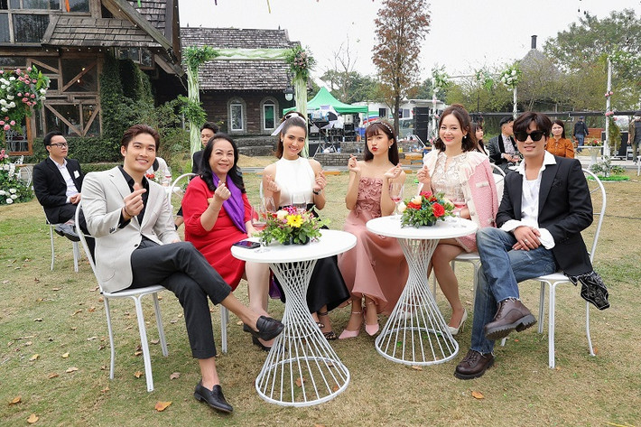 Cô nàng vui vẻ hội ngộ dàn diễn viên “Thương ngày nắng về”: NSƯT Thanh Quý, Lan Phương, Ngọc Huyền, Doãn Quốc Đam, Đình Tú.