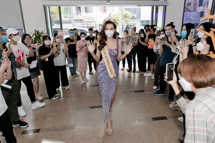 Sau khi trở về nước với danh hiệu Hoa hậu Hòa bình Quốc tế, Nguyễn Thúc Thùy Tiên đã nhận được sự ủng hộ nồng nhiệt của hàng ngàn khán giả trong sự kiện Homecoming. Mới đây, nàng hậu tiếp tục về thăm trường Đại học Hoa Sen với sự chào đón từ thầy cô và lãnh đạo nhà trường.