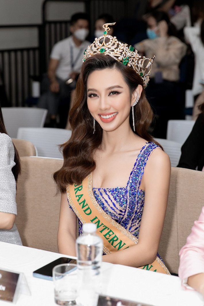 Tại sự kiện, bà Võ Thị Ngọc Thúy - Hiệu trưởng trường Đại học Hoa Sen đánh giá cao chiến thắng của Thùy Tiên tại cuộc thi Miss Grand International 2021.