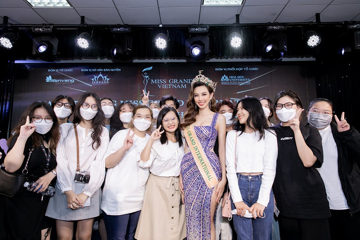Nàng hậu nhận được tình cảm nồng ấm từ thầy cô và sinh viên khi về thăm trường.