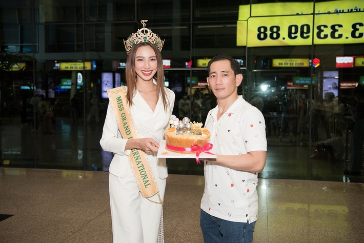 Bất ngờ hơn nữa, bố của Thùy Tiên cũng có mặt tại sân bay để đón con gái.