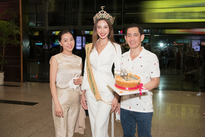 Trước đó, “bà trùm hoa hậu” Phạm Kim Dung đã đích thân đến Đà Nẵng đón Hoa hậu Thùy Tiên sau khi cô hoàn thành 3 ngày cách ly.