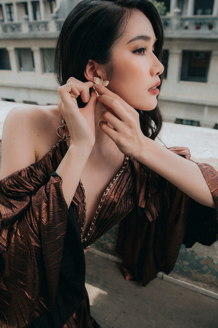 Trang phục của NTK Lê Thanh Hòa giúp tôn thêm vẻ quyến rũ, cá tính cho Phương Anh.