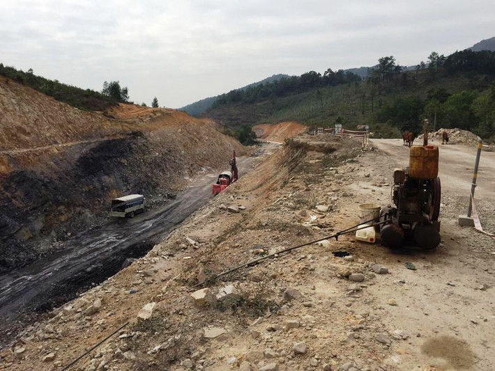 Dự án đã triển khai được hơn một năm, đơn vị thi công đang tiến hành phá những núi đá, hạ cốt đường để nắn cho đường thẳng. Tuy nhiên, từ đây, cuộc sống người dân địa phương và du khách vào thăm Khu di tích danh thắng Yên Tử đã gặp nhiều phiền toái