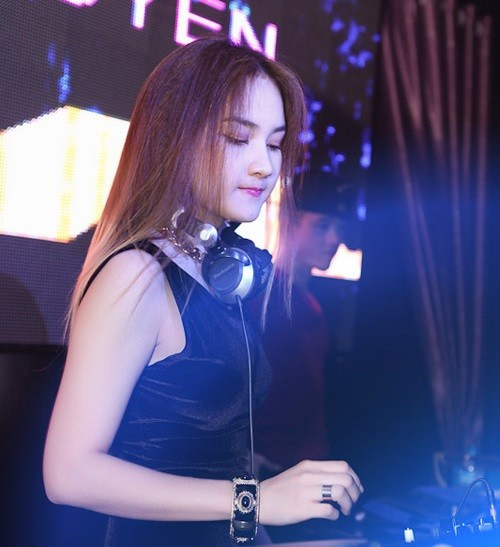 Tốt nghiệp cấp 3, gia đình Windy Quyên gặp biến cố và phá sản. Cô gái Vĩnh Long quyết định lên Sài thành lập nghiệp. Cô cùng 3 người bạn thành lập một nhóm nhạc nữ nhưng nhanh chóng tan rã. Trong thời gian này, cô gặp được thầy dạy DJ cho mình và bắt đầu bén duyên với nghề cho đến bây giờ. Windy Quyên từng hợp tác với nhiều ca sĩ như Karik, Đông Nhi, Bảo Thy... cho ra các sản phẩm hút hàng chục triệu lượt xem trên Zing MP3. Ảnh: QH.