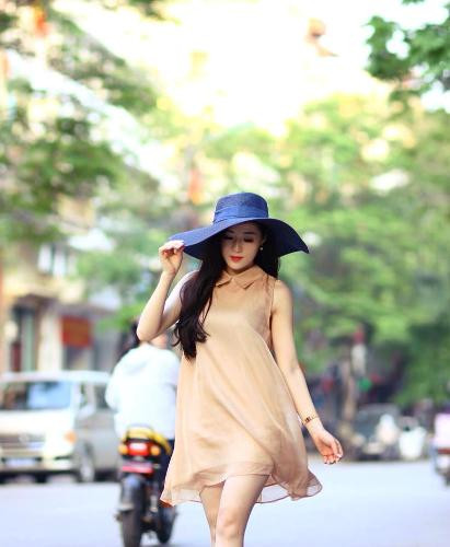 Nhất là đối với nữ nữ phóng viên thì công việc càng khắc nghiệt và khó khăn hơn.