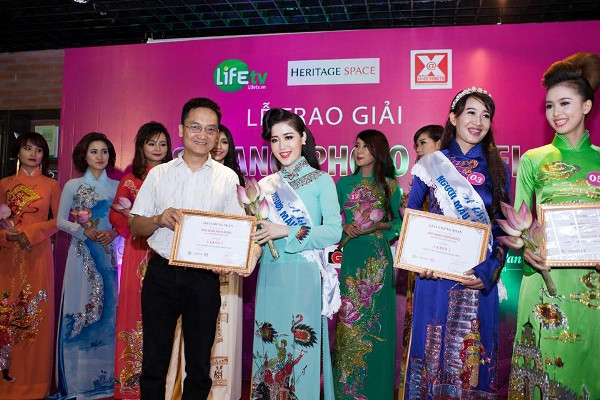 "Cuộc thi diễn ra trong một thời gian khá dài. Trải qua 7 vòng thi ảnh với những chủ đề khác nhau. Mình và nhiếp ảnh lúc nào cũng có phương châm là cống hiến hết mình để cho ra những bức hình đẹp nhất, ý nghĩa nhất", cô chia sẻ thêm.