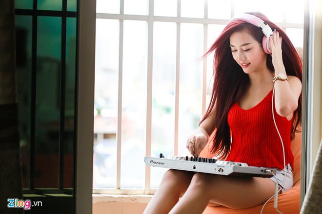 Quỳnh Nhi mang bàn nhạc DJ ra tập luyện ở ban công vào lúc 9h. Đây là công việc quen thuộc hàng ngày của cô. "Ngày mới là lúc tinh thần ta thư giãn và thoải mái, nên tập nhạc lúc này là hiệu quả và sáng tạo nhất", cô nói. Trước khi đến với nghề DJ, Nhi từng là sinh viên khoa Tài chính ngân hàng, Đại học Hoa Sen (TP HCM). Năm nhất đại học, 9X có thể tự lo mọi khoản chi tiêu cá nhân nhờ thu nhập từ việc làm mẫu ảnh tạp chí, đóng quảng cáo và MV ca nhạc.