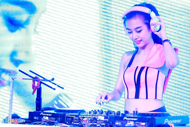 Quỳnh Nhi được mời chơi nhạc trong đêm chung kết Miss DJ 2015 (cuộc thi tìm kiếm và phát triển các tài năng trẻ). Nữ DJ cho biết, năng động là phong cách cô đang theo đuổi. Sắp tới, cô gái sinh năm 1990 sẽ tiếp tục luyện thanh để có thể vừa chơi nhạc vừa ca hát.