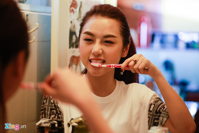 Hiện tại, nữ DJ sống cùng mẹ và gia đình chị gái tại một chung cư ở quận 3, TP HCM. Quỳnh Nhi sở hữu gương mặt xinh xắn, trang cá nhân của cô hút 400.000 người theo dõi. Trong cuộc sống hàng ngày, cô gái Đà Lạt khá thân thiện và hòa đồng với mọi người xung quanh. Từ nhỏ, Nhi đã thường xuyên tham gia các hoạt động văn nghệ của trường lớp.