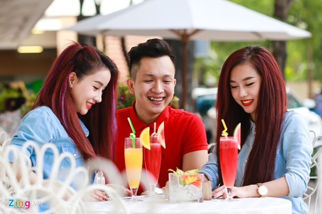 Nữ DJ cùng bạn bè vui vẻ trò chuyện tại một quán cà phê ở quận 1, TP HCM.