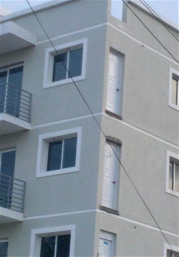 Quan sát trước khi bước ra.