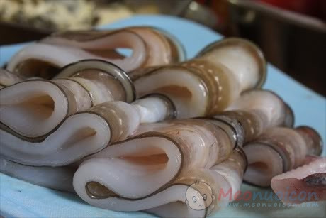 Ăn lươn đồng chết dễ khiến bạn bị ngộ độc vì trong thịt lươn chết có thể có một số chất bị biến đổi thành chất độc có hại. Ảnh:Meonuoicon.
