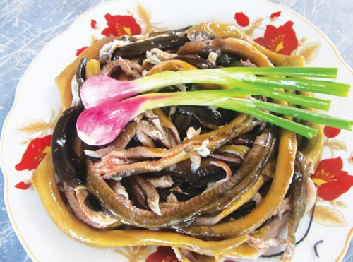 Người bị bệnh gút cũng không nên ăn thịt lươn vì lương quá giàu đạm sẽ khiến bệnh tăng nặng. Ảnh: Monngonmoingay.
